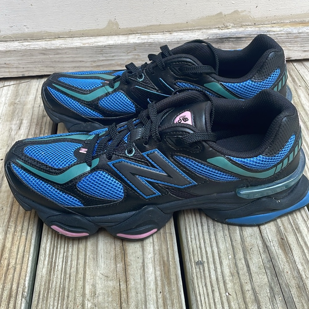 LIKE NEW- New Balance 9060- Black/Blue Sneakers M 10.5/ W 12 - Picture 6 of 13